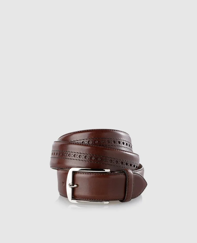 Low - top men's boat shoes for a sleek appearanceMen’s brogue belt in dark brown - Dark Brown Low - top men's boat shoes for a sleek appearanceMen’s brogue belt in dark brown - Dark Brown