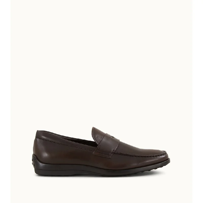 Men's formal shoes with a rubber heel cap for durabilityLoafers in Leather